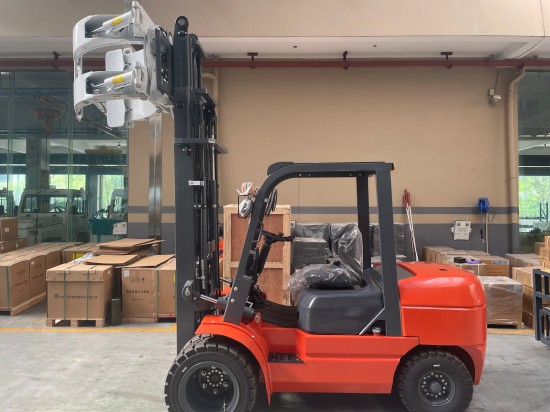 Forklift with double front tyre