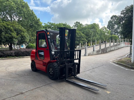 enclosed cabin forklift