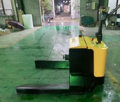 Heavy duty roll and reel pallet jack