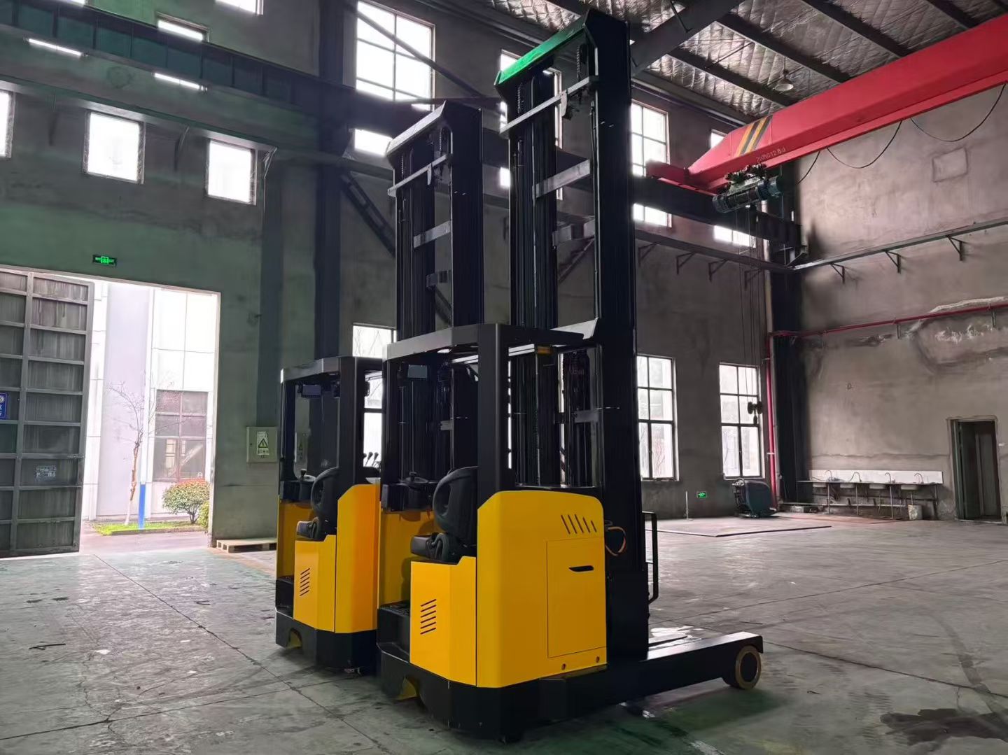 Electric Sit-Down Reach Truck