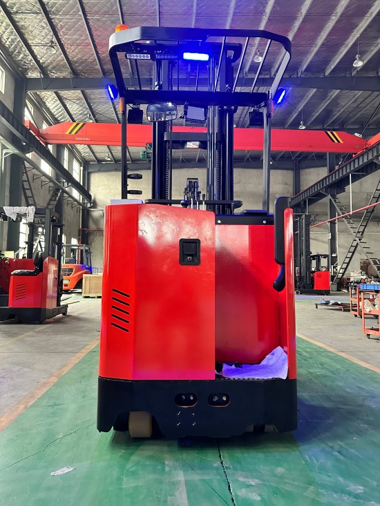 reach lift forklift