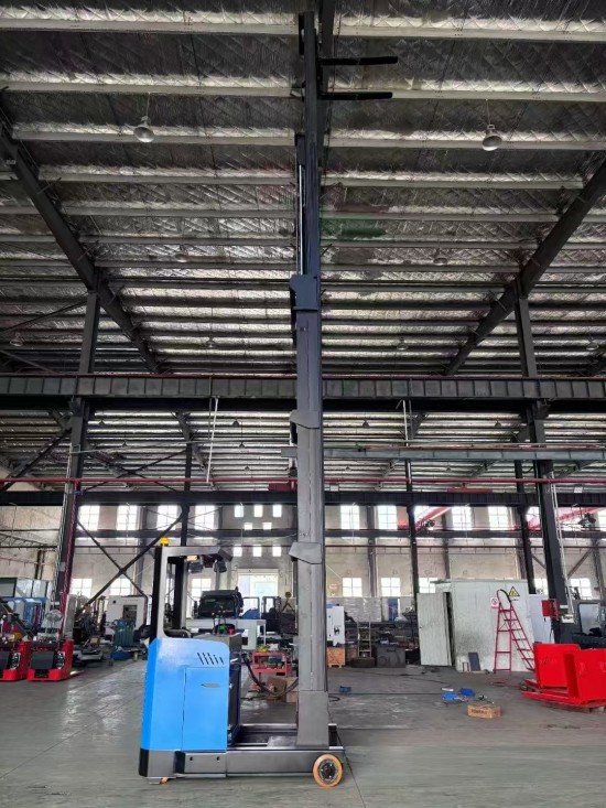 reach pallet stacker