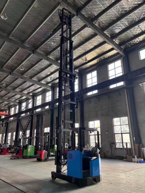 High lift reach truck