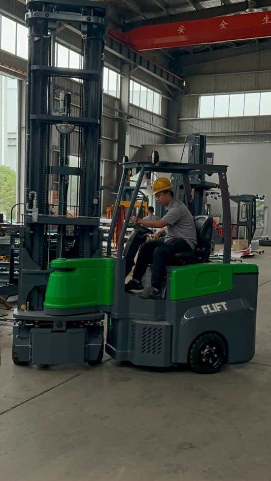 aisle master articulated forklift truck