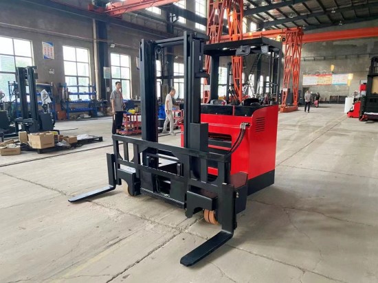 Multidirectional Reach Truck