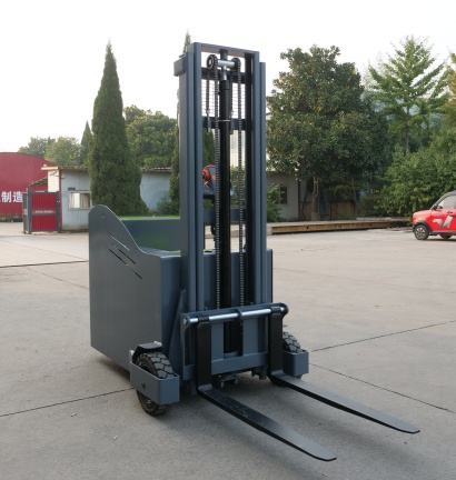 Off road electric stacker