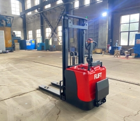 straddle leg electric stacker