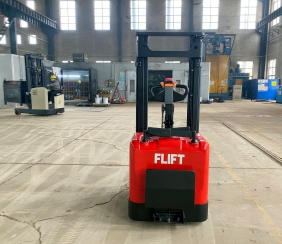 straddle pallet stacker