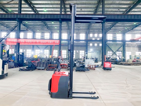 powered straddle stacker