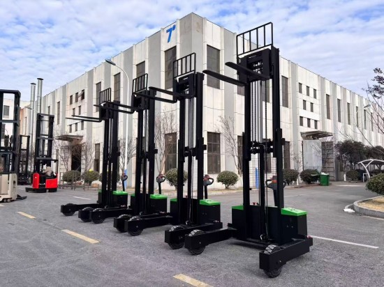 outdoor pallet stacker