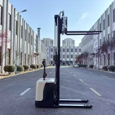 walkie straddle stacker