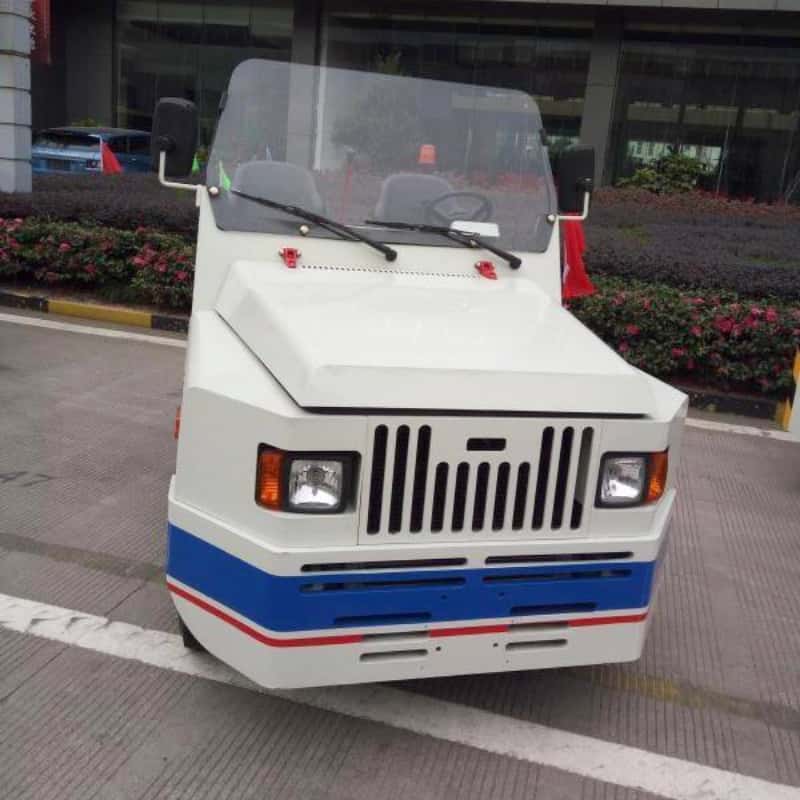 Diesel tow tractor