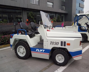 Diesel tow tractor